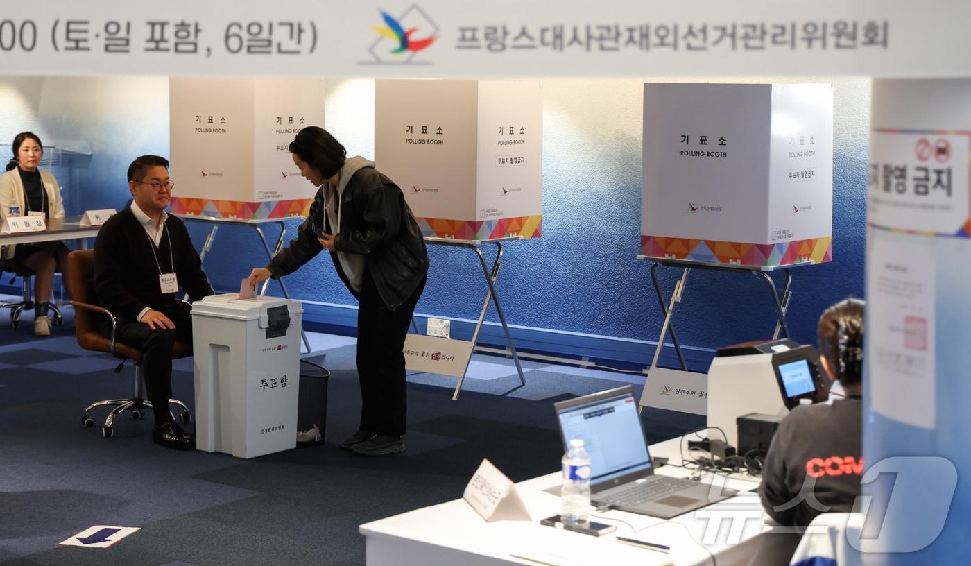 본문 이미지 - 제21대 대통령선거 재외국민 투표 첫날 프랑스 파리 16구 주프랑스한국대사관 영사부에 설치된 투표소에서 유권자들이 소중한 한 표를 행사하고 있다. 2025.5.20 ⓒ 뉴스1 이준성 기자