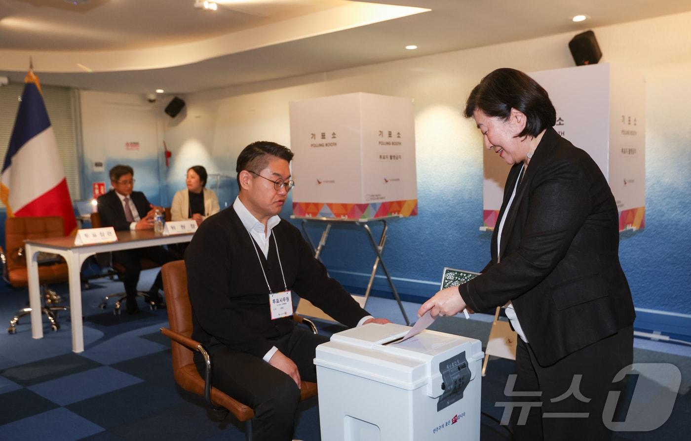 본문 이미지 - 주프랑스한국대사관 영사부에 설치된 투표소에서 유권자들이 한 표를 행사하고 있다. 2025.5.20 ⓒ 뉴스1 이준성 기자