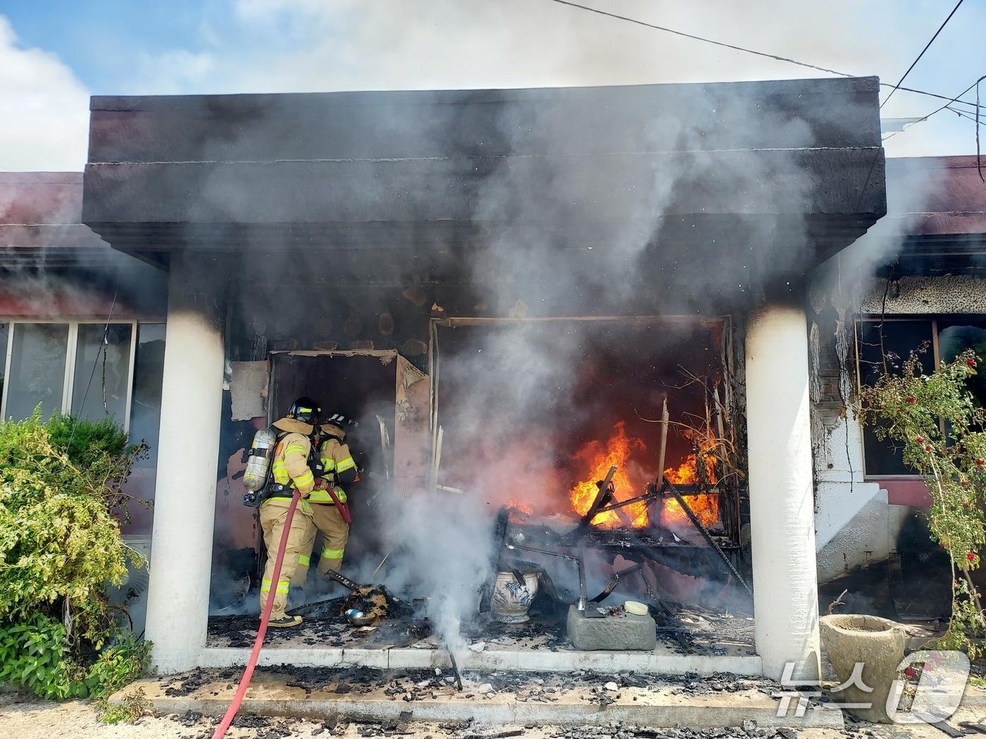 본문 이미지 -  20일 오전 11시께 전북 완주군 고산면의 한 단독주택에서 불이 났다.(전북소방본부 제공. 재판매 및 DB금)