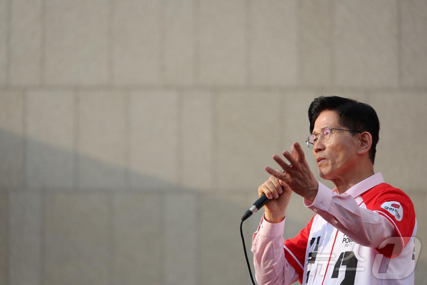 본문 이미지 - 김문수 국민의힘 대통령 후보가 20일 경기 하남시 스타필드 하남 앞에서 유세를 하고 있다. (공동취재) 2025.5.20/뉴스1 ⓒ News1 김민지 기자