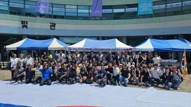 본문 이미지 - 대한씨름협회는 20일 인제대 김해캠퍼스 늘빛관 앞마당 특설 씨름장에서 '2025 찾아가는 전통씨름' 의 첫 번째 행사로 '제3회 인제대 총장배 외국인학생 장사씨름대회'를 성공적으로 개최했다.(대한씨름협회 제공)