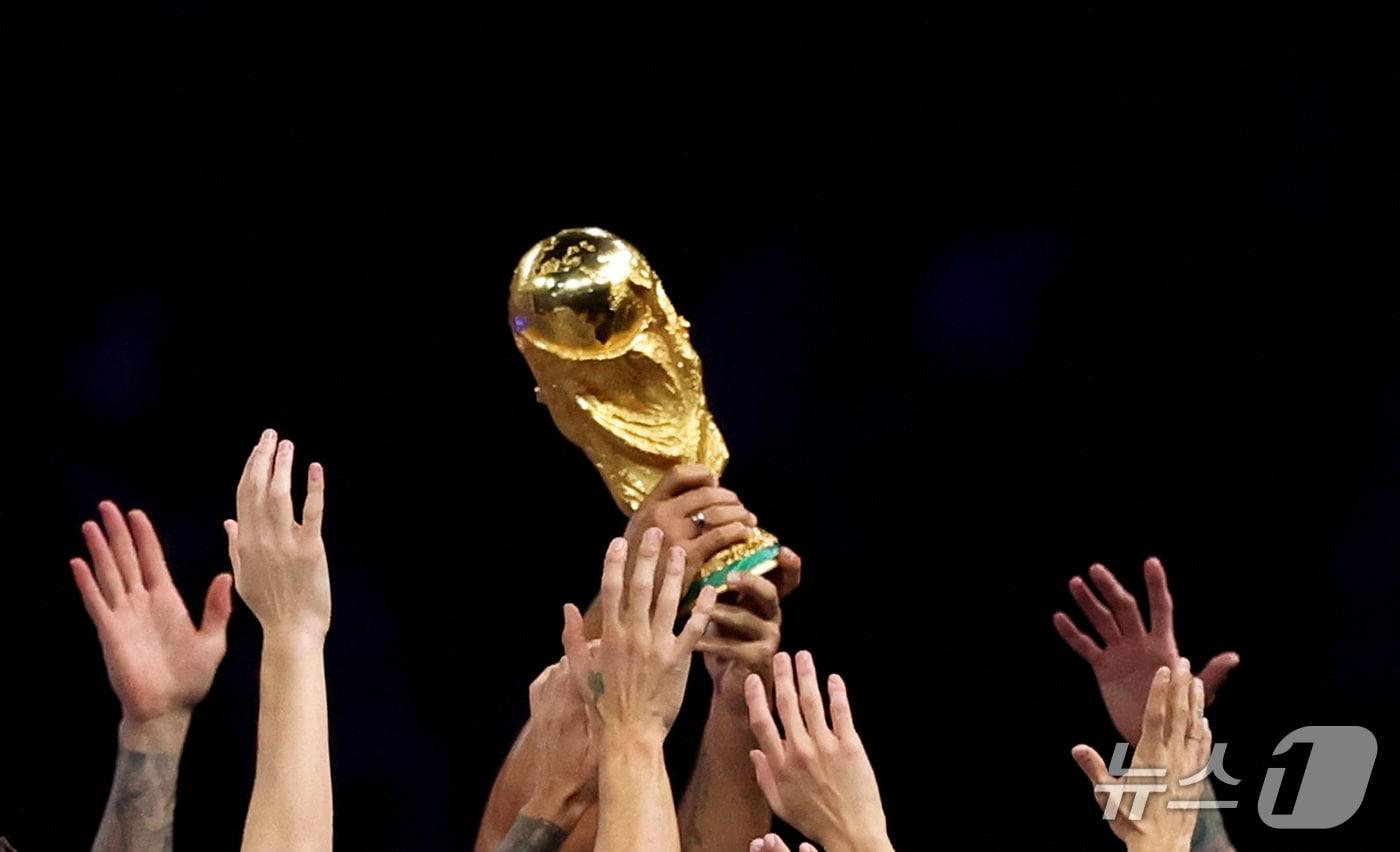 월드컵 우승 트로피. 2022.3.27. ⓒ 로이터=뉴스1 ⓒ News1 김성식 기자