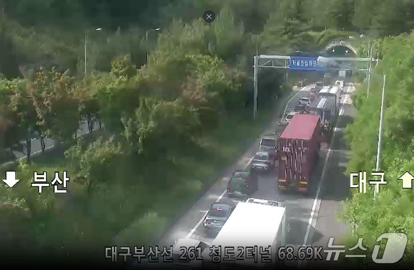 본문 이미지 - 20일 오후 4시 53분쯤 경북 경산시 남천면 하도리 대구부산고속도로 청도2터널 내 대구 방향 70㎞ 지점에서 차량 5대가 잇따라 추돌해 6명이 다치고 3시간 가량 도로가 정체됐다.2025.5.20/뉴스1