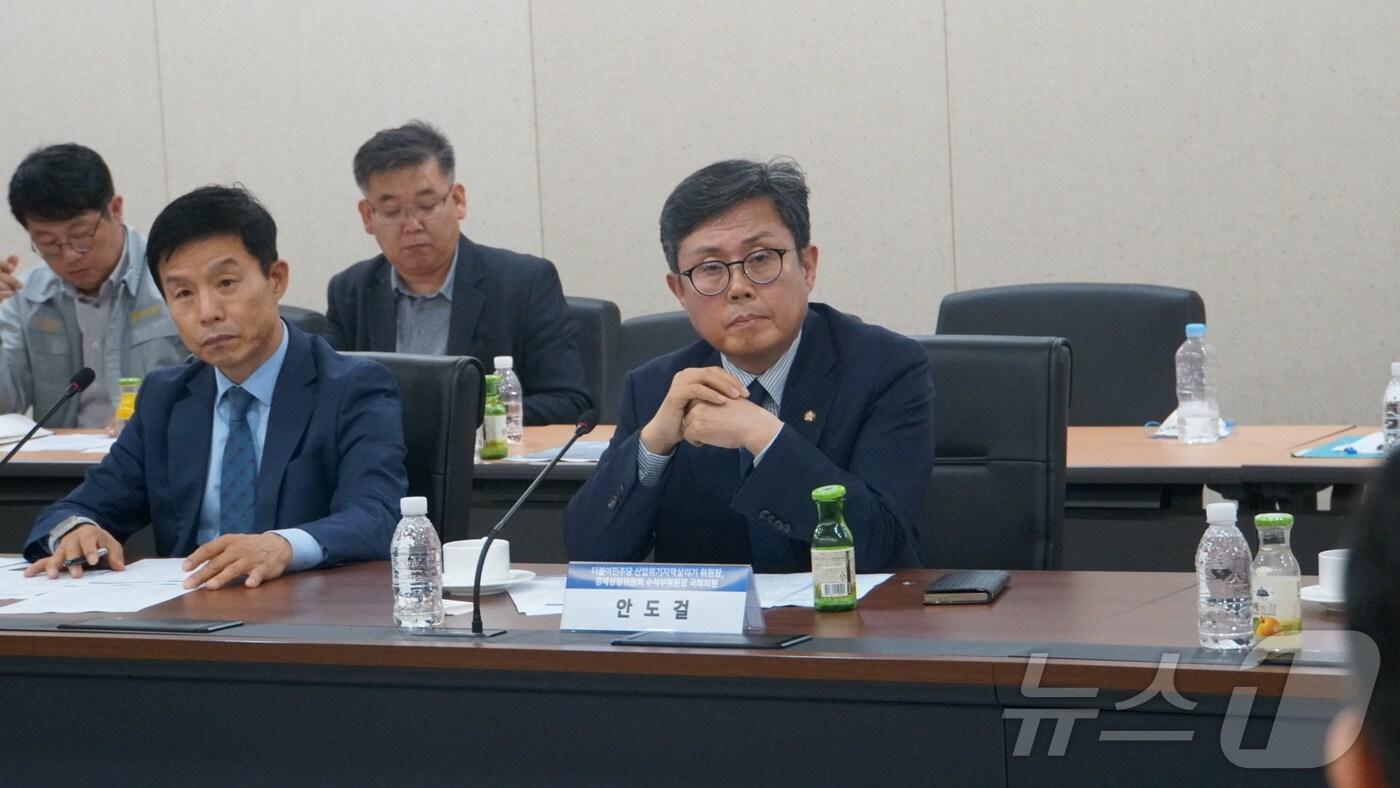 안도걸 더불어민주당 의원이 지난 5월 전남 영암 대불산단에서 열린 조선업계 정책 간담회에서 업계 건의사항을 듣고 있다. ⓒ News1 한재준 기자