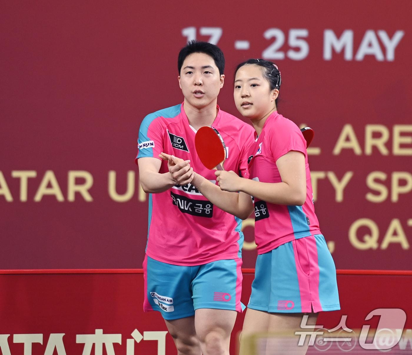 본문 이미지 - 임종훈·신유빈이 20일(현지시간) 카타르 도하 카타르대학교 스포츠 컴플렉스에서 열린 '2025 국제탁구연맹(ITTF) 세계선수권대회' 혼합복식 16강전 폴란드 사무엘 쿨치츠키·주잔나 비엘고스와의 경기에서 승리를 거둔 뒤 기뻐하고 있다. 2025.5.20/뉴스1 ⓒ News1 사진공동취재단