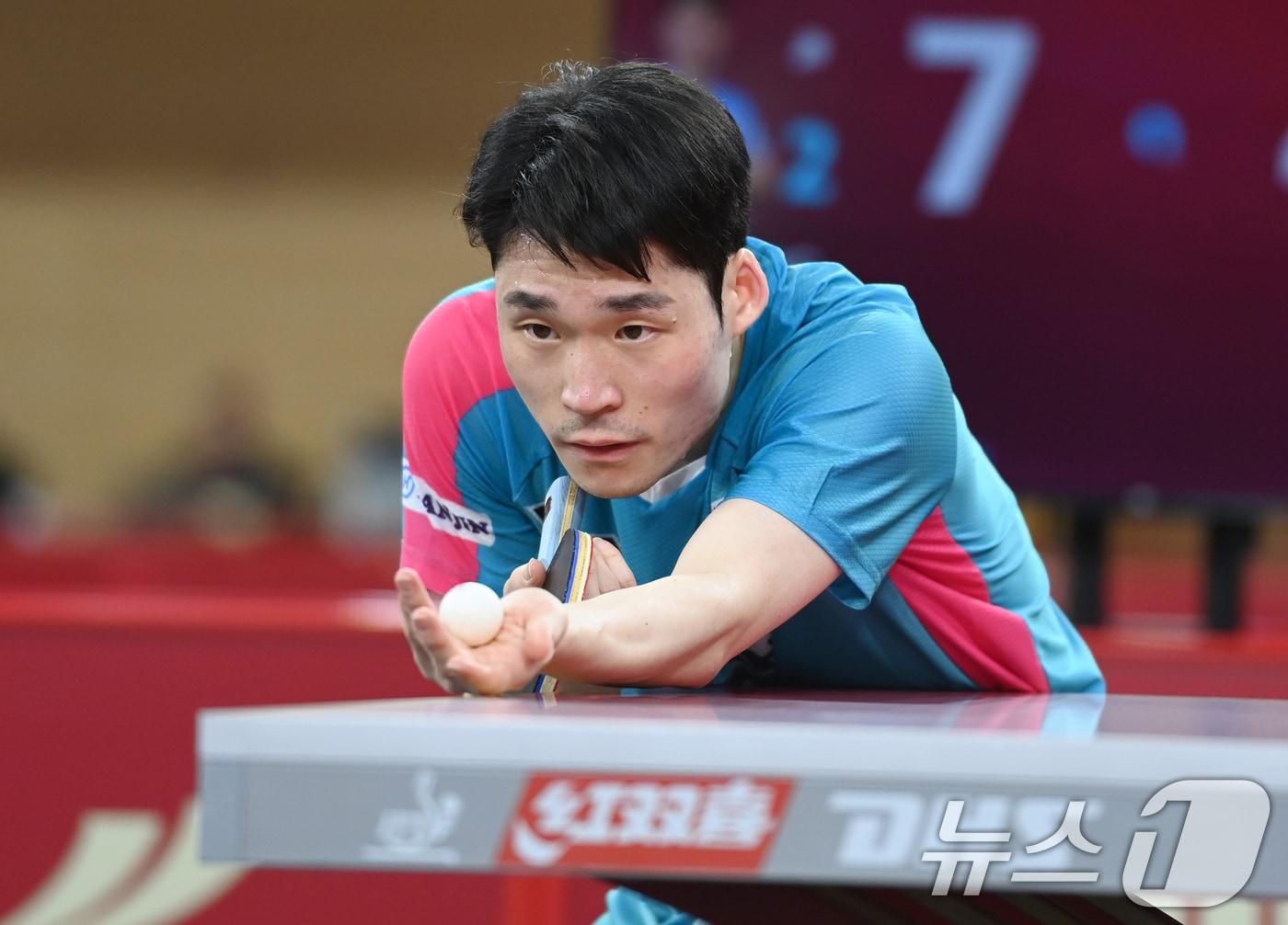 본문 이미지 - 장우진이 20일&#40;현지시간&#41; 카타르 도하 카타르대학교 스포츠 컴플렉스에서 열린 &#39;2025 국제탁구연맹&#40;ITTF&#41; 세계선수권대회&#39; 남자단식 64강전에서 이란 베냐민 파라지와 경기를 펼치고 있다. 2025.5.20/뉴스1 ⓒ News1 사진공동취재단