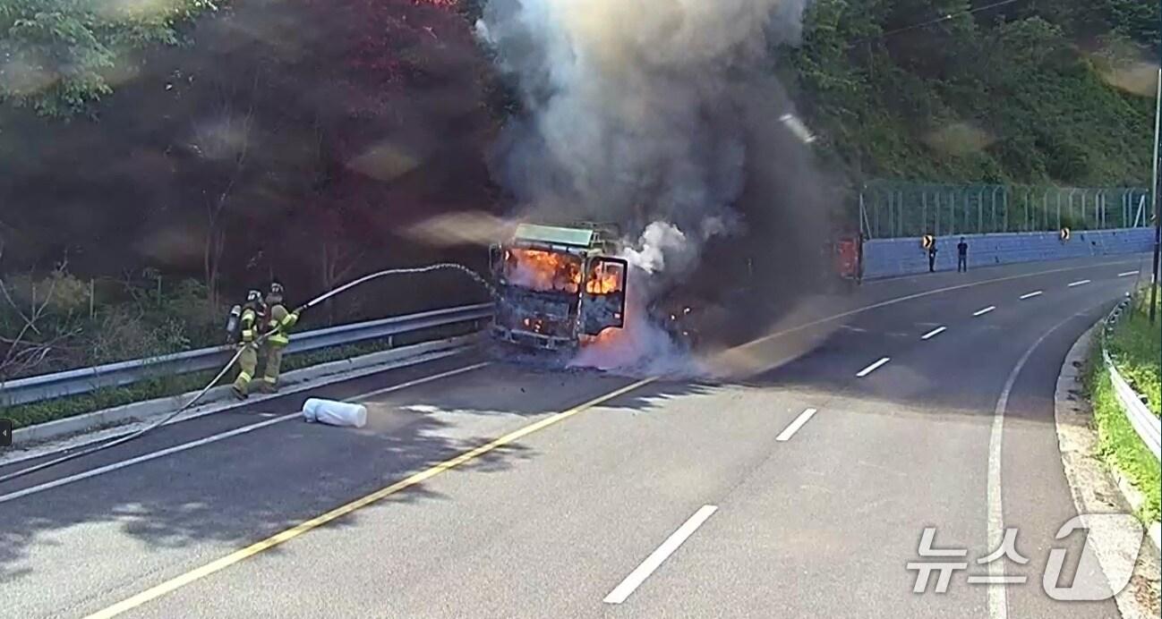 본문 이미지 - 전북 완주 도로서 발생한 5톤 트럭 화재 모습.(전북소방 제공. 재판매 및 DB금지)