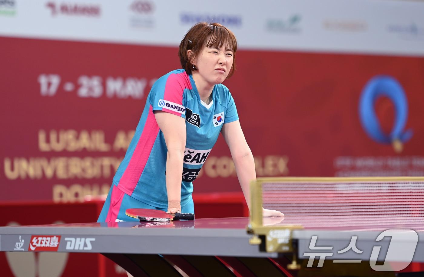 서효원이 20일&#40;현지시간&#41; 카타르 도하 카타르대학교 스포츠 컴플렉스에서 열린 &#39;2025 국제탁구연맹&#40;ITTF&#41; 세계선수권대회&#39; 여자단식 32강전 크로아티아 레아 라코바츠와 경기에서 실점 후 아쉬워하고 있다. 2025.5.21/뉴스1 ⓒ News1 사진공동취재단