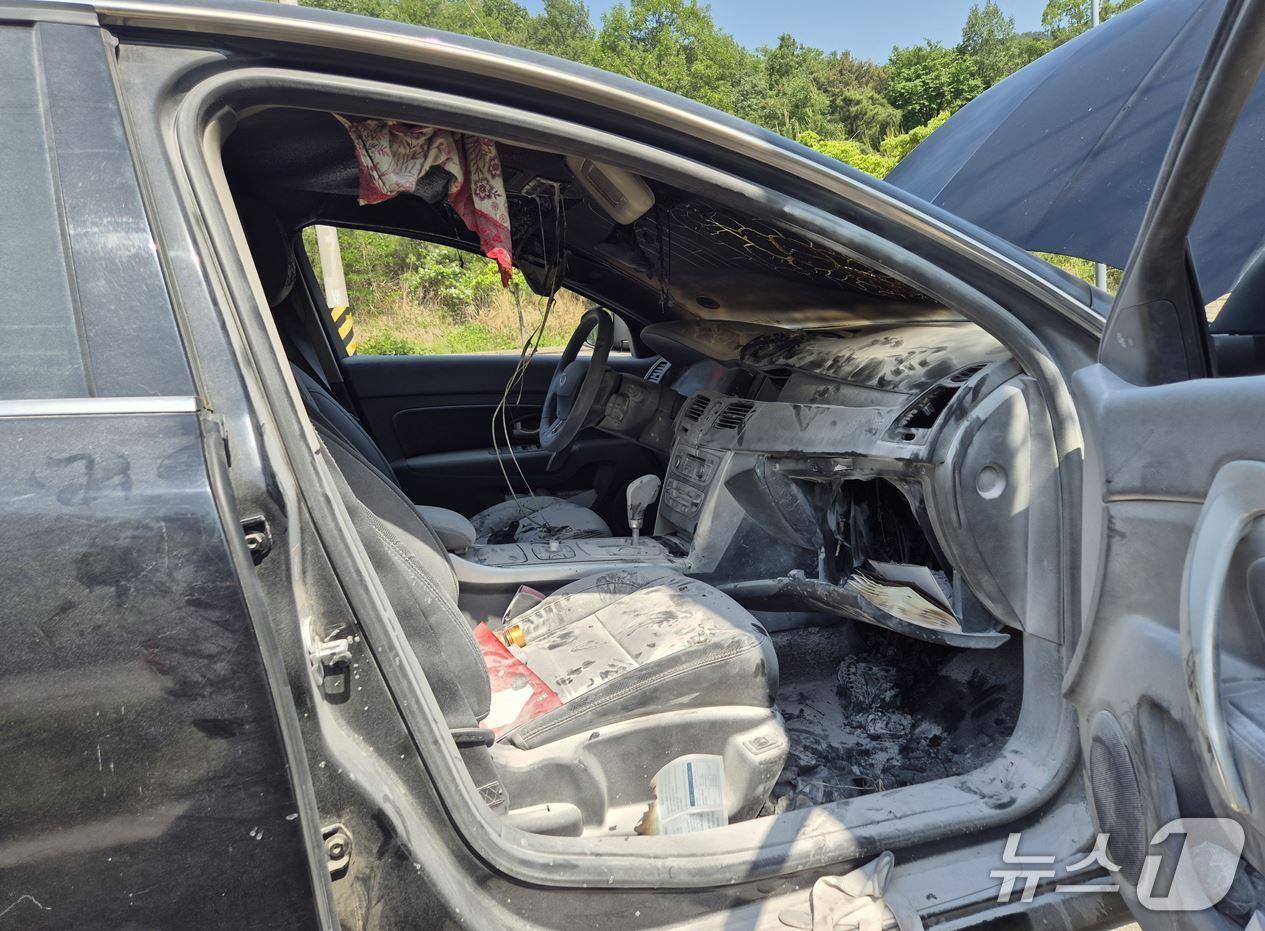 본문 이미지 - 20일 오후 2시 12분 경북 구미시 고아읍 원호리 한 지방도에서 주행 중이던 승용차에서 불이나 소방 당국이 화재를 진압 했다.(경북소방본부 제공. 재판매 및 DB 금지)2025.5.21/뉴스1