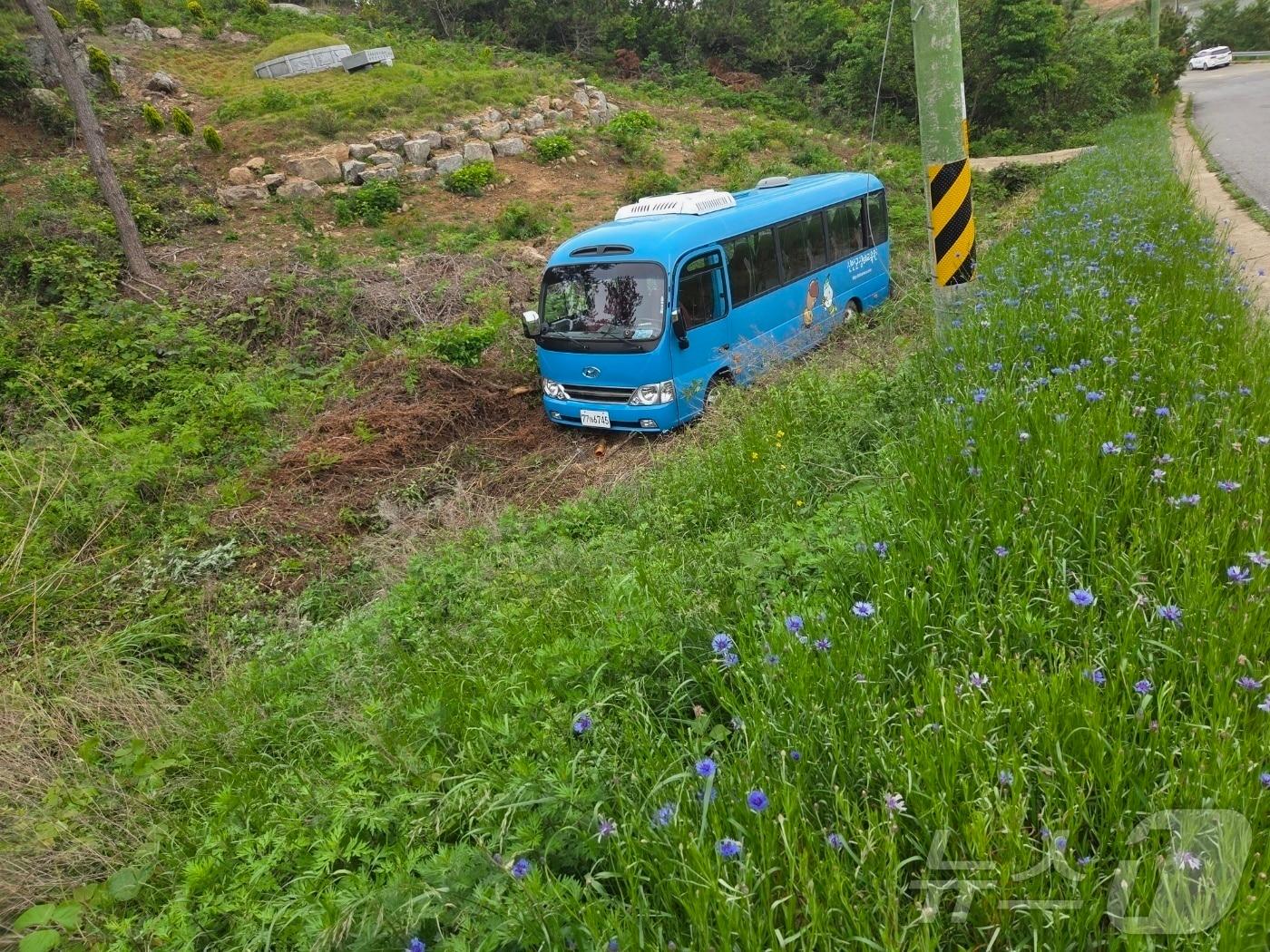 본문 이미지 - 20일 오후 2시 2분쯤 전남 신안군 도초면 한 도로에서 미니버스가 농수로에 빠져 있다.(신안소방서 제공. 재판매 및 DB 금지)
