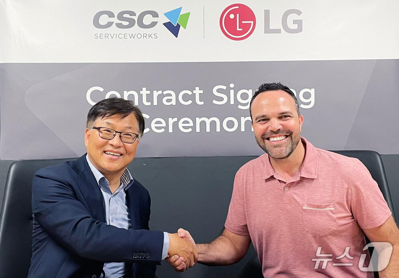 LG전자는 최근 북미 1위 세탁설루션 기업 'CSC 서비스웍스(CSC Serviceworks)'와 상업용 세탁기 공급계약을 체결했다. LG전자 미국법인 HS담당 김상용 전무(왼쪽)과 CSC 로드리고 카스텔라노스 CEO(LG전자 제공). ⓒ 뉴스1
