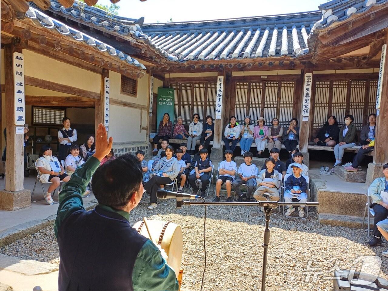 본문 이미지 - 추사고택 마당에서 진행된 판소리 공연 모습. . (예산군 제공. 재판매 및 DB 금지)2025.5.21/뉴스1