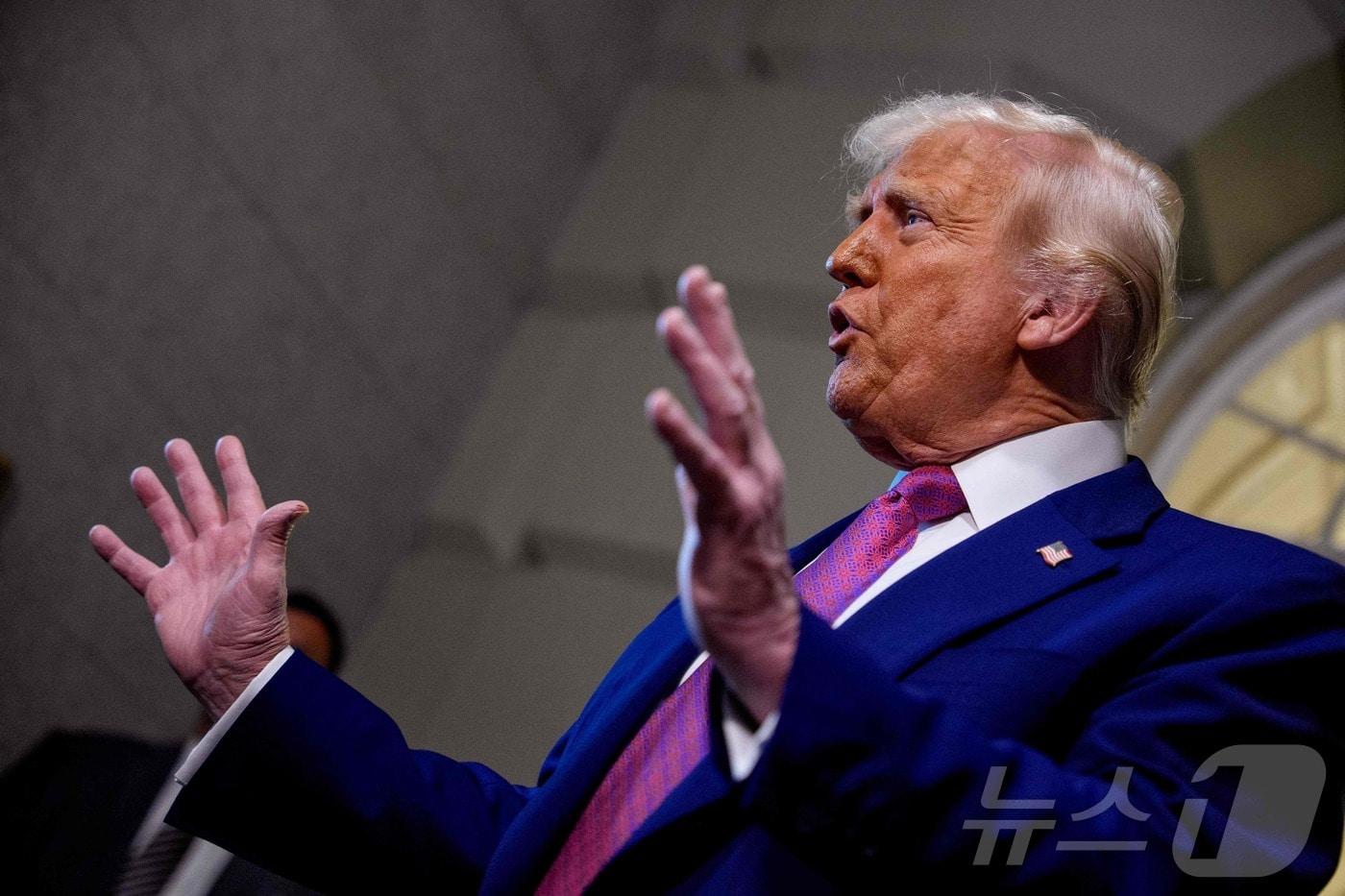 도널드 트럼프 미국 대통령이 20일(현지시간) 워싱턴 의사당에서 열린 하원 공화당 의원총회에 참석한 뒤 취재진을 만나 "메가 법안이 법안이 통과되면 지금까지 경험하지 못하는 세금 감면을 받게 될 것"이라고 밝히고 있다. 2025.05.21 ⓒ AFP=뉴스1 ⓒ News1 우동명 기자