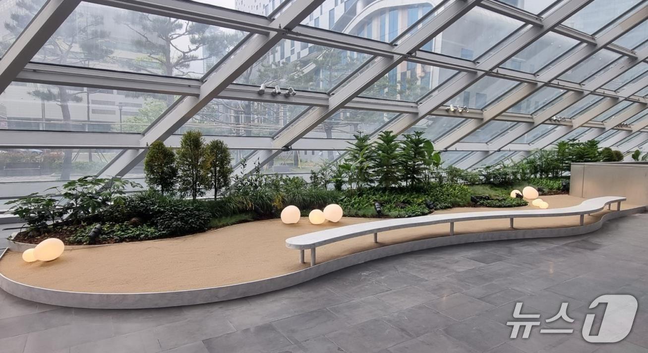 본문 이미지 - 영화의전당 안에 조성된 실내 정원.(부산시청 제공. 재판매 및 DB 금지)