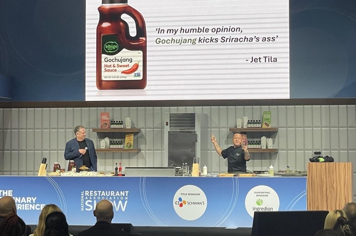 본문 이미지 - 미국 시카고 NRA 외식 박람회의 ‘컬리너리 익스피리언스(Culinary Experience)’ 무대에서 유명 셰프인 젯 틸라(Jet Tila)가 비비고 고추장소스 등 CJ 제품을 활용해 요리시연을 하고 있다.(CJ제일제당 제공)
