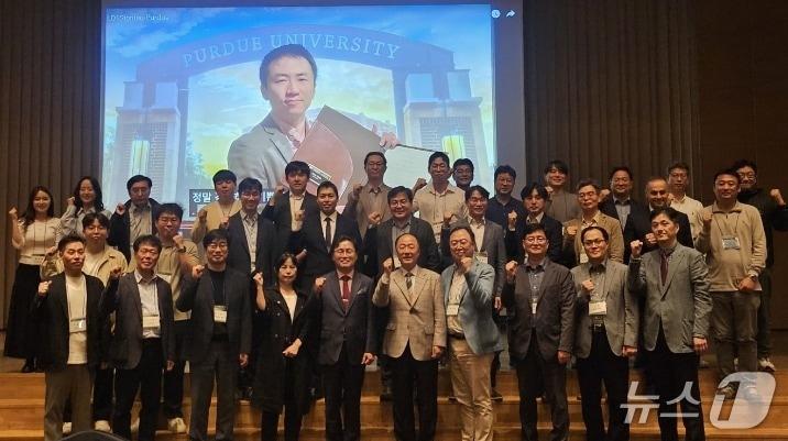 본문 이미지 - 15일 제주 휘닉스 아일랜드에서 한국자동차모빌리티안전학회(KASA) 2025 춘계 국제학술대회가 열린 가운데 KASA와 미국 퍼듀대가 국제 공동 연구 및 학술 교류와 관련한 양해의향서(LOI)를 체결한 뒤 관계자들이 기념 사진을 촬영한 모습(KASA 제공). 2025.05.15.