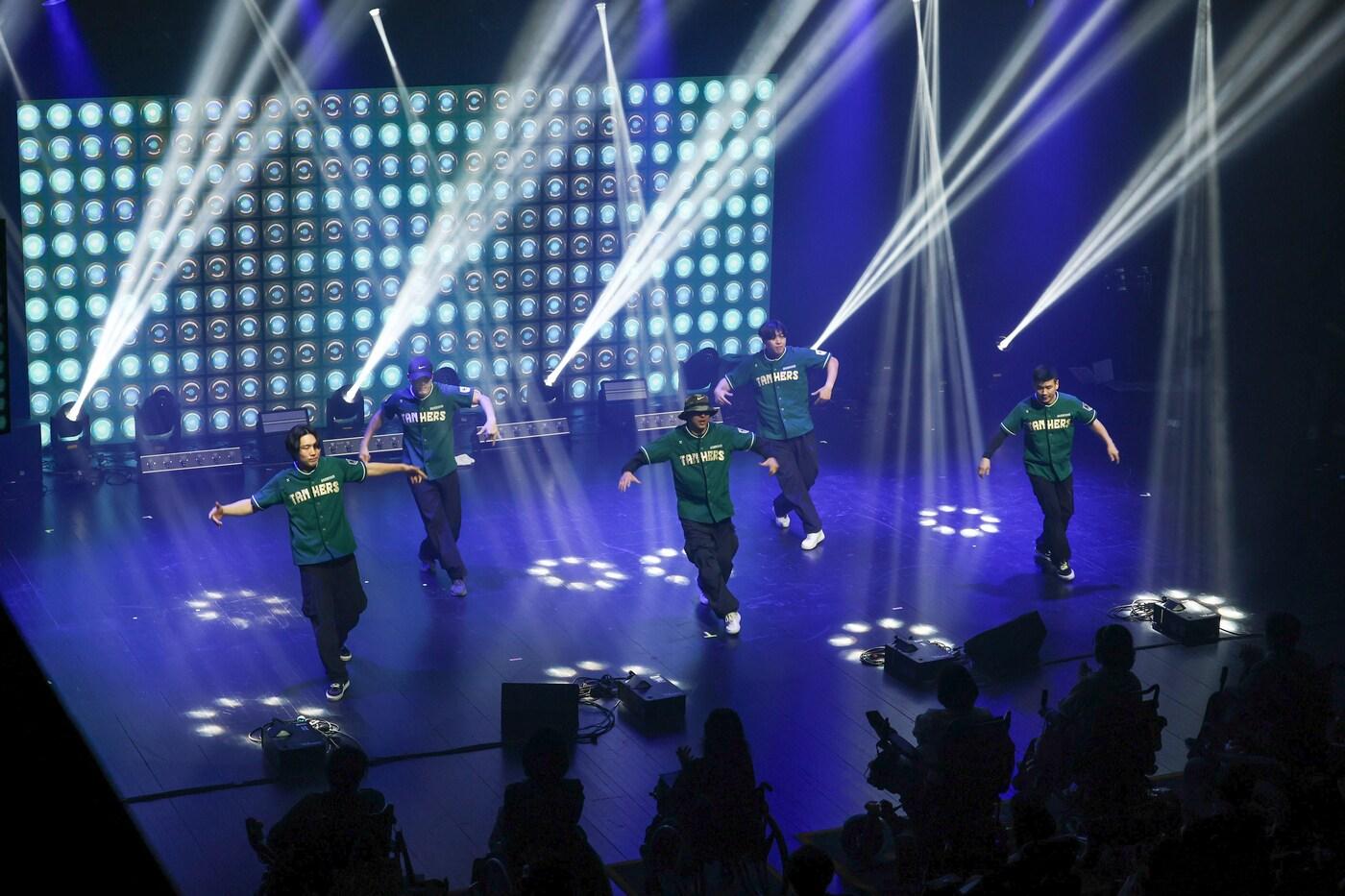 '2025 신격호 롯데 자선콘서트'에서 비보잉 크루 '곰프레젠트'가 공연을 선보이고 있다. (롯데재단 제공).