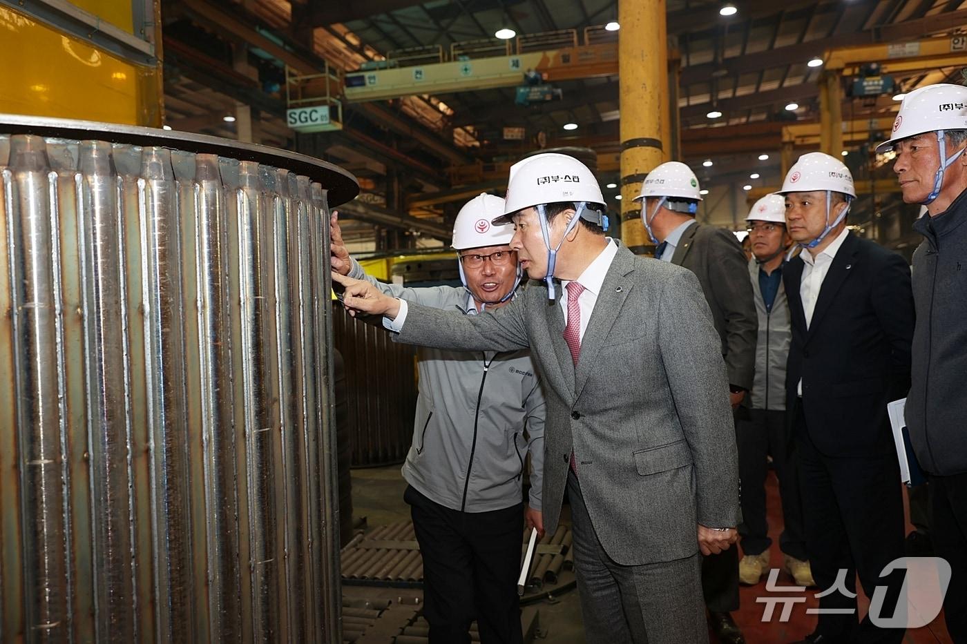 송기섭 진천군수가 지역 기업체를 방문해 생산 현장을 둘러보는 모습.(진천군 제공)/뉴스1