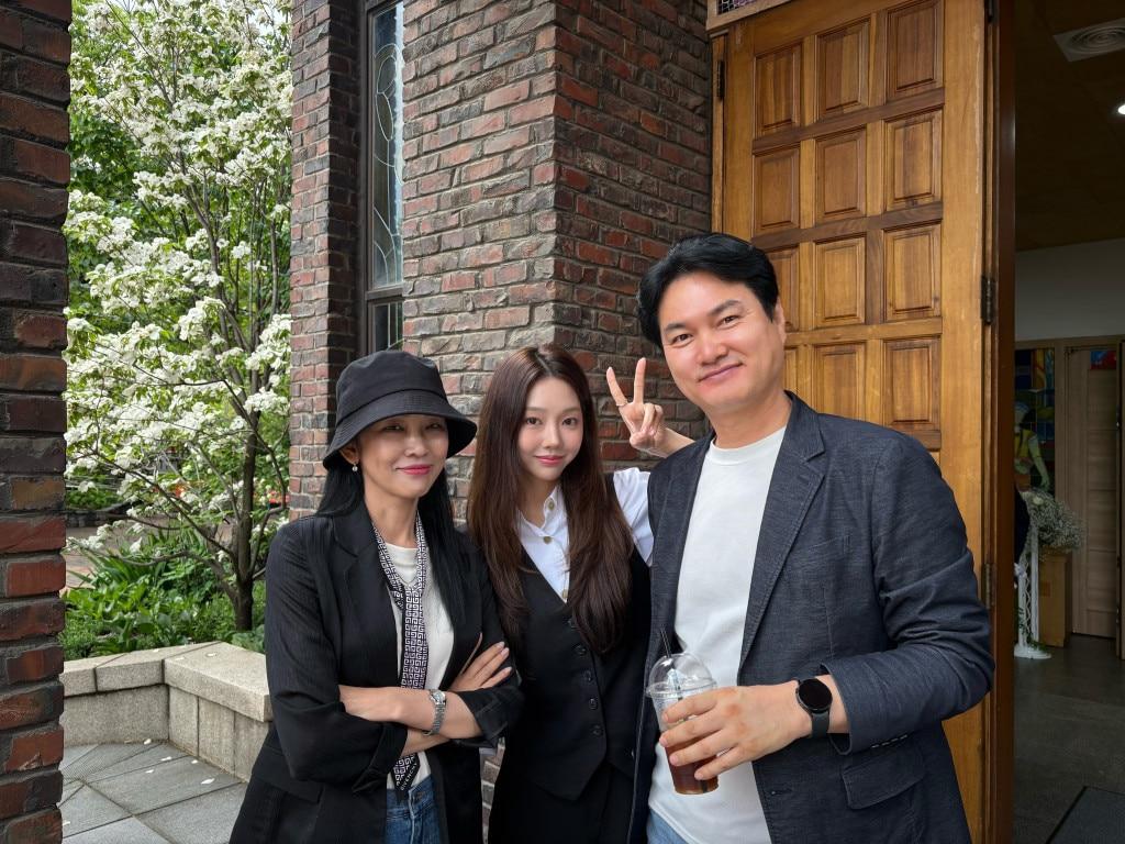 본문 이미지 - 만성콩팥병을 이겨낸 이보영 씨와 남편의 가족사진. 가운데는 큰 딸 김혜진 씨.&#40;서울성모병원 제공&#41;