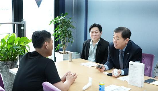 본문 이미지 - 이태식 한유원 대표이사가 이온폴리스를 찾아 애로사항을 청취했다 (한유원 제공)