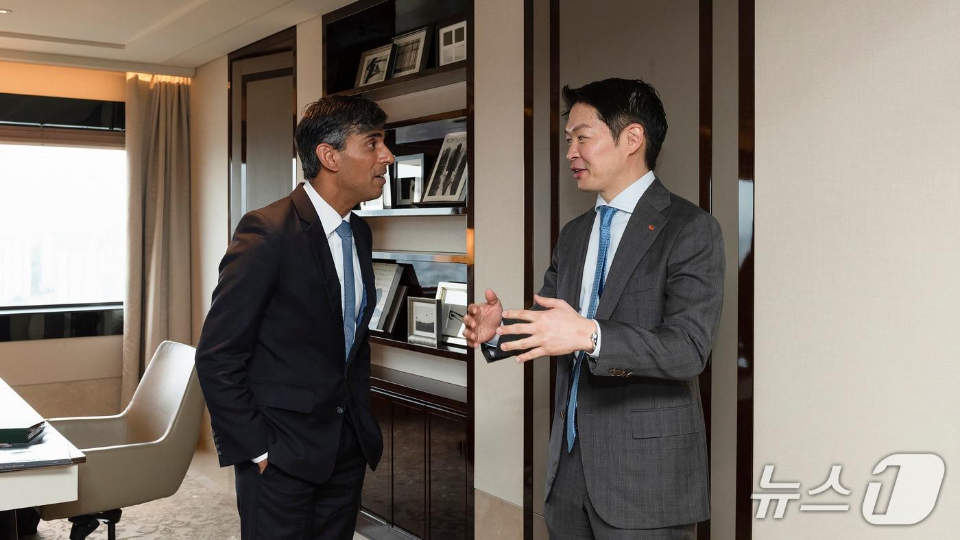 최성환 SK네트웍스 사업총괄 사장이 20일 서울 신라호텔에서 리시 수낙 전 영국 총리와 회동한 모습(SK네트웍스 제공) 2025.5.21/뉴스1