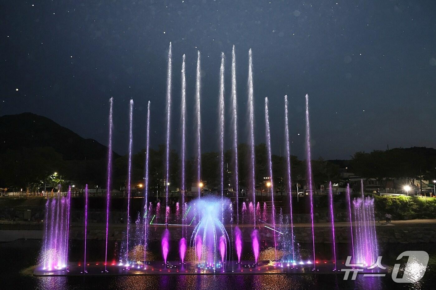 충북 괴산군은 괴산읍 동부리 괴산대교 하상에 '괴산 자연울림 음악분수'를 조성했다.(괴산군 제공)/뉴스1