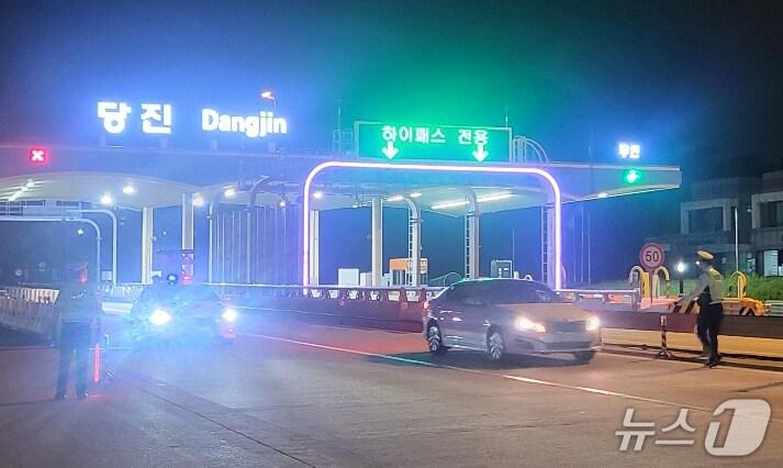 본문 이미지 - 당진톨게이트 음주 검문 모습. (충남경찰청 제공. 재판매 및 DB 금지)2025.5.21/뉴스1