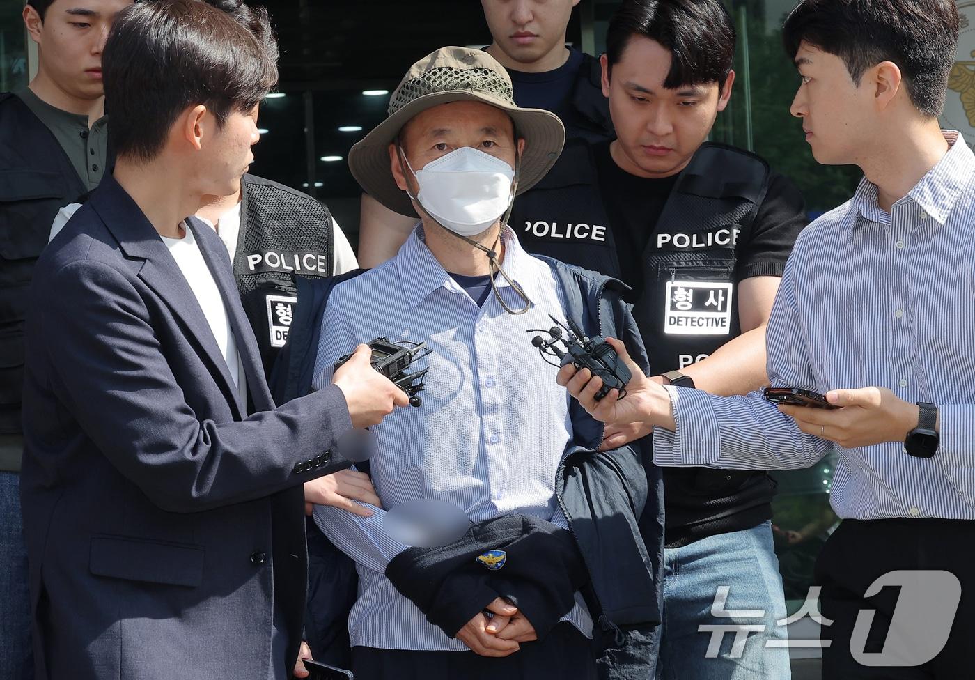 금전 문제로 갈등을 빚은 지인과 평소 앙심을 품었던 이웃 등 4명을 살상한 혐의로 체포된 피의자 차철남(56·중국 국적)이 21일 오전 경기도 시흥시 장곡동 시흥경찰서에서 구속 전 피의자 심문(영장실질심사)을 받기 위해 나오고 있다. 차철남은 지난 19일 오전 9시34분께 경기 시흥시 정왕동 소재의 한 편의점에서 점주 B 씨(60대·여)에게 흉기를 한 차례 찌르고 같은 날 오후 1시21분께 한 체육공원에서 집주인 C 씨(70대)에게 흉기를 휘둘러 다치게 한 혐의를 비롯해 거주하던 자택과 인근 주택에서 50대 중국동포 2명을 살해한 혐의도 있다. 2025.5.21/뉴스1 ⓒ News1 박정호 기자