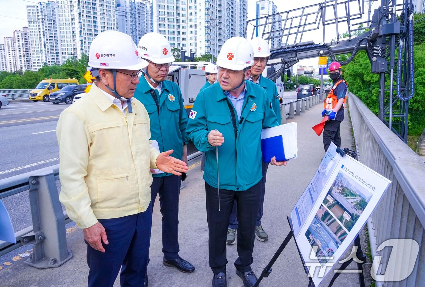강기정 광주시장이 지난달 20일 오후 광산구 하남대교를 찾아 여름철 풍수해 대비 안전점검을 실시하고 있다.&#40;광주시 제공. 재판매 및 DB 금지&#41; 2025.5.21/뉴스1 