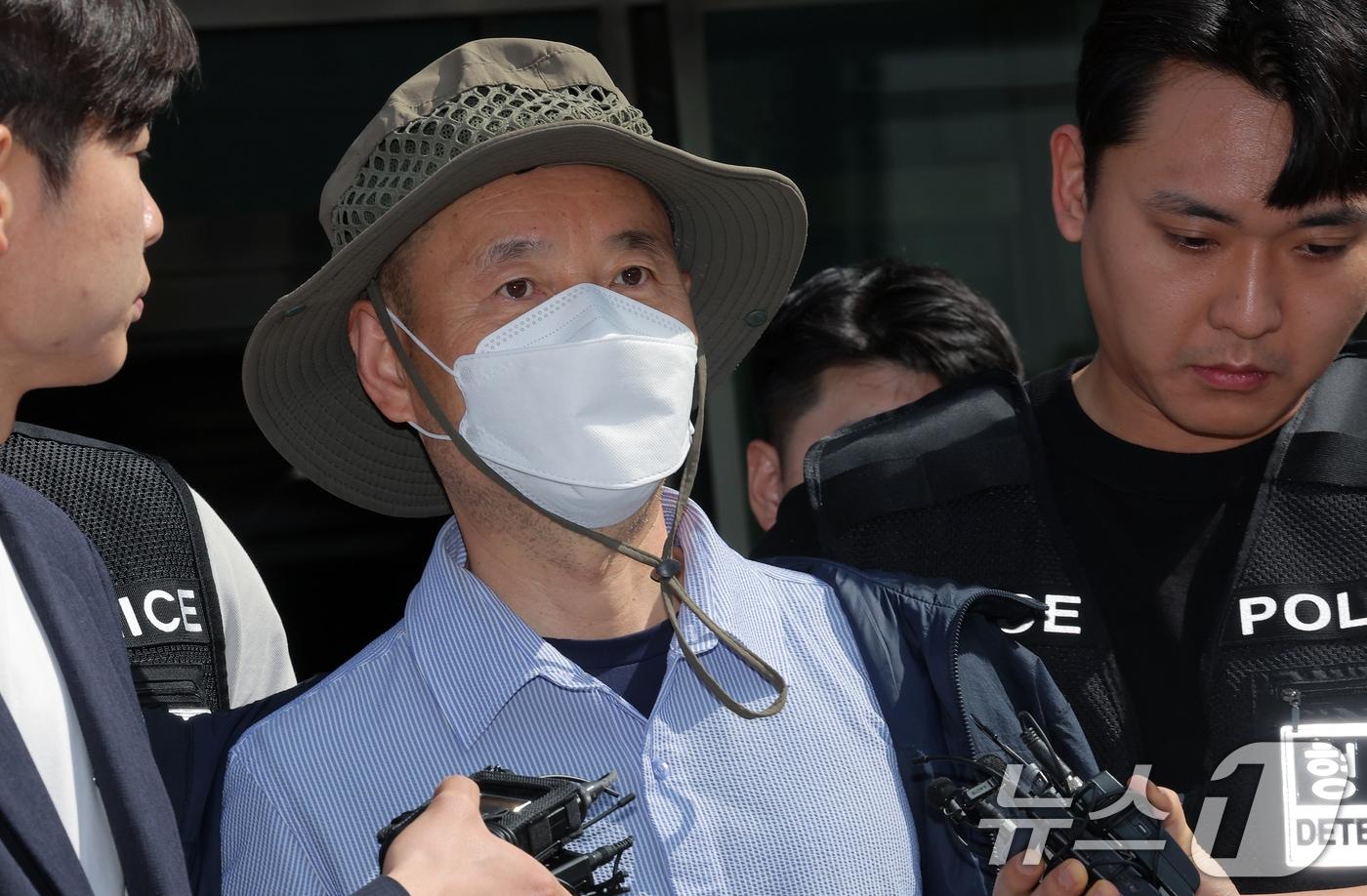 금전 문제로 갈등을 빚은 지인과 평소 앙심을 품었던 이웃 등 4명을 살상한 혐의로 체포된 피의자 차철남&#40;56·중국 국적&#41;이 21일 오전 경기도 시흥시 장곡동 시흥경찰서에서 구속 전 피의자 심문&#40;영장실질심사&#41;을 받기 위해 나오고 있다.  2025.5.21/뉴스1 ⓒ News1 박정호 기자