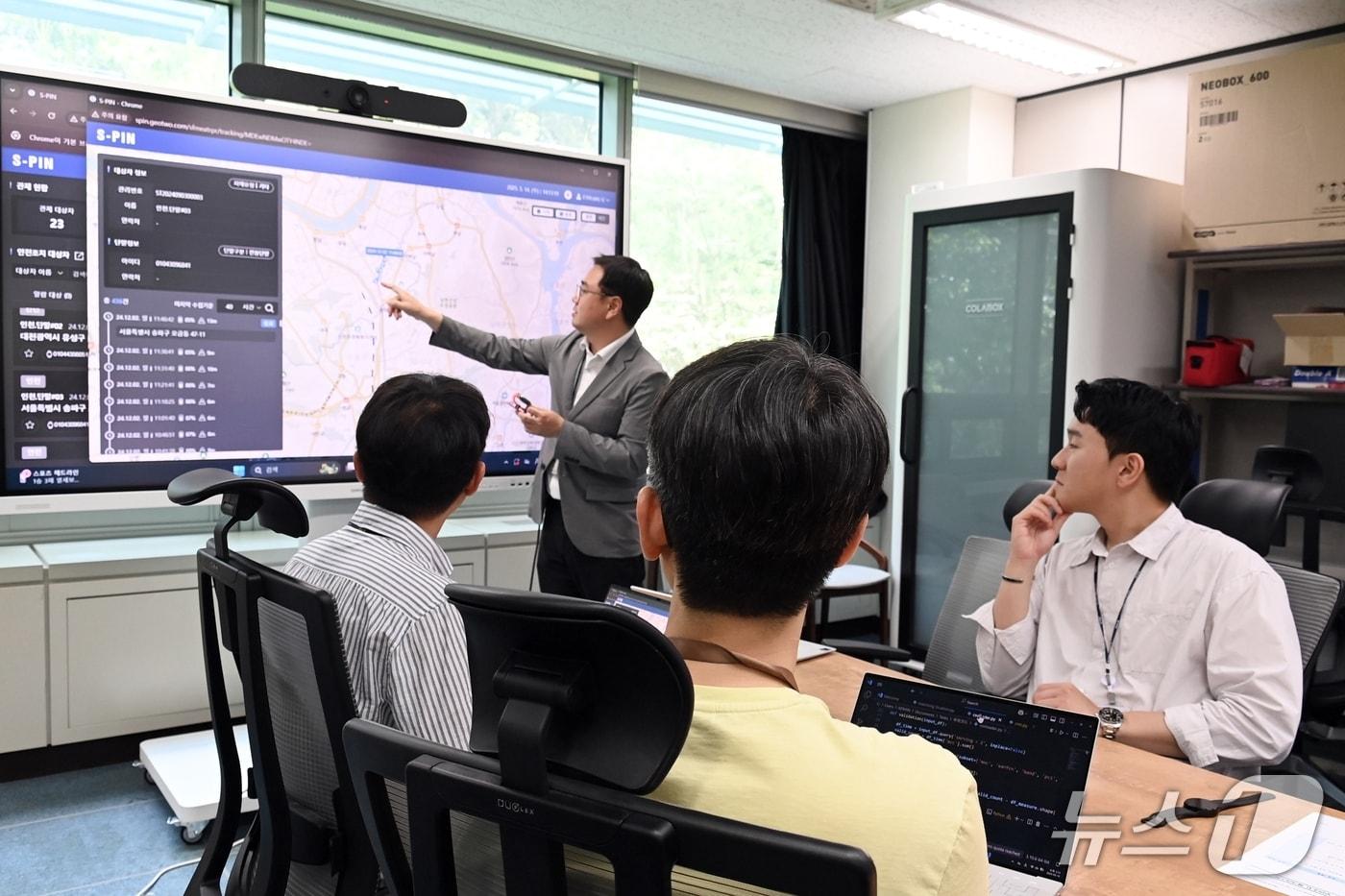  복합측위 통합관제 플랫폼 실증 결과를 공유하는 ETRI 연구진(ETRI 제공) /뉴스1