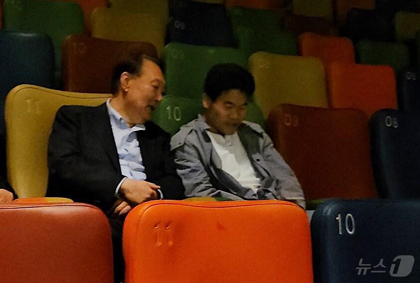 본문 이미지 - 윤석열 전 대통령이 국민의힘을 탈당한 4일 뒤인 21일 오전 한국사 강사 전한길 씨와 서울 메가박스 동대문에서 영화 ‘부정선거, 신의 작품인가’ 관람을 앞두고 대화를 나누고 있다. 2025.5.21/뉴스1 ⓒ News1 조현기 기자