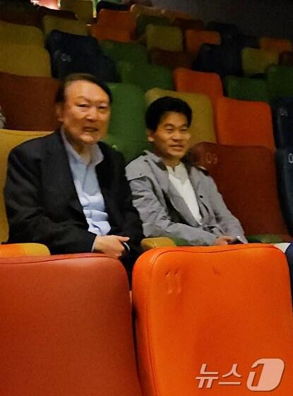 본문 이미지 - 윤석열 전 대통령과 전 한국사 강사 전한길 씨(오른쪽)가 지난 5월 21일 오전 서울 메가박스 동대문에서 영화 ‘부정선거, 신의 작품인가’ 관람을 앞두고 대화를 나누고 있는 모습. 2025.5.21/뉴스1 ⓒ News1 조현기 기자