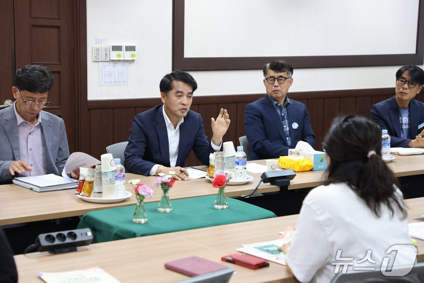 최재형 보은군수가 한 업체를 찾아  '내고장 내직장 보은애(愛) 주소갖기' 운동 추진 배경을 설명하고 있다. (보은군 제공. 재판매 및 DB금지) /뉴스1