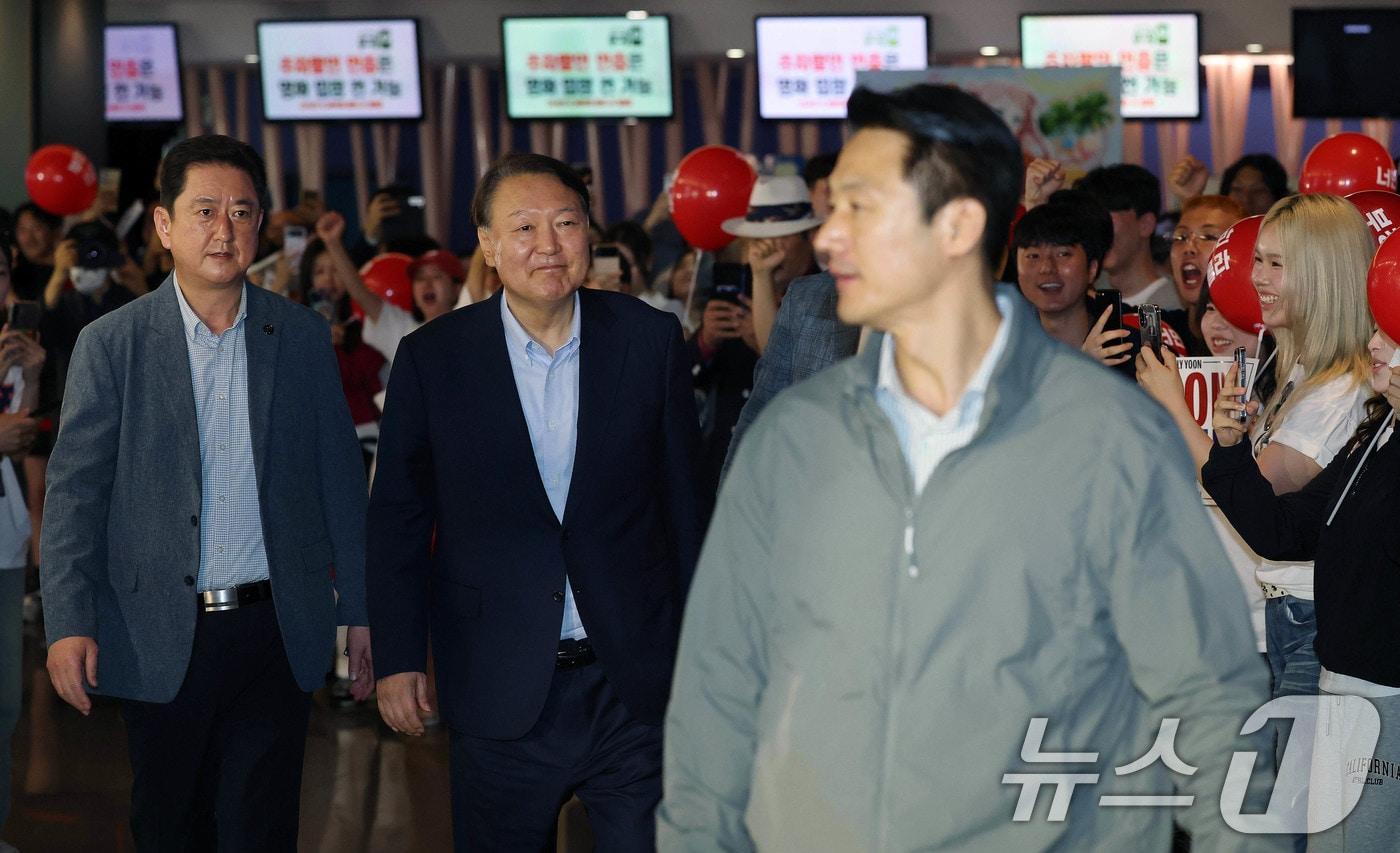 본문 이미지 - 윤석열 전 대통령이 21일 오전 서울 메가박스 동대문에 영화 ‘부정선거, 신의 작품인가’ 관람을 위해 들어서고 있다. 2025.5.21/뉴스1 ⓒ News1 박세연 기자