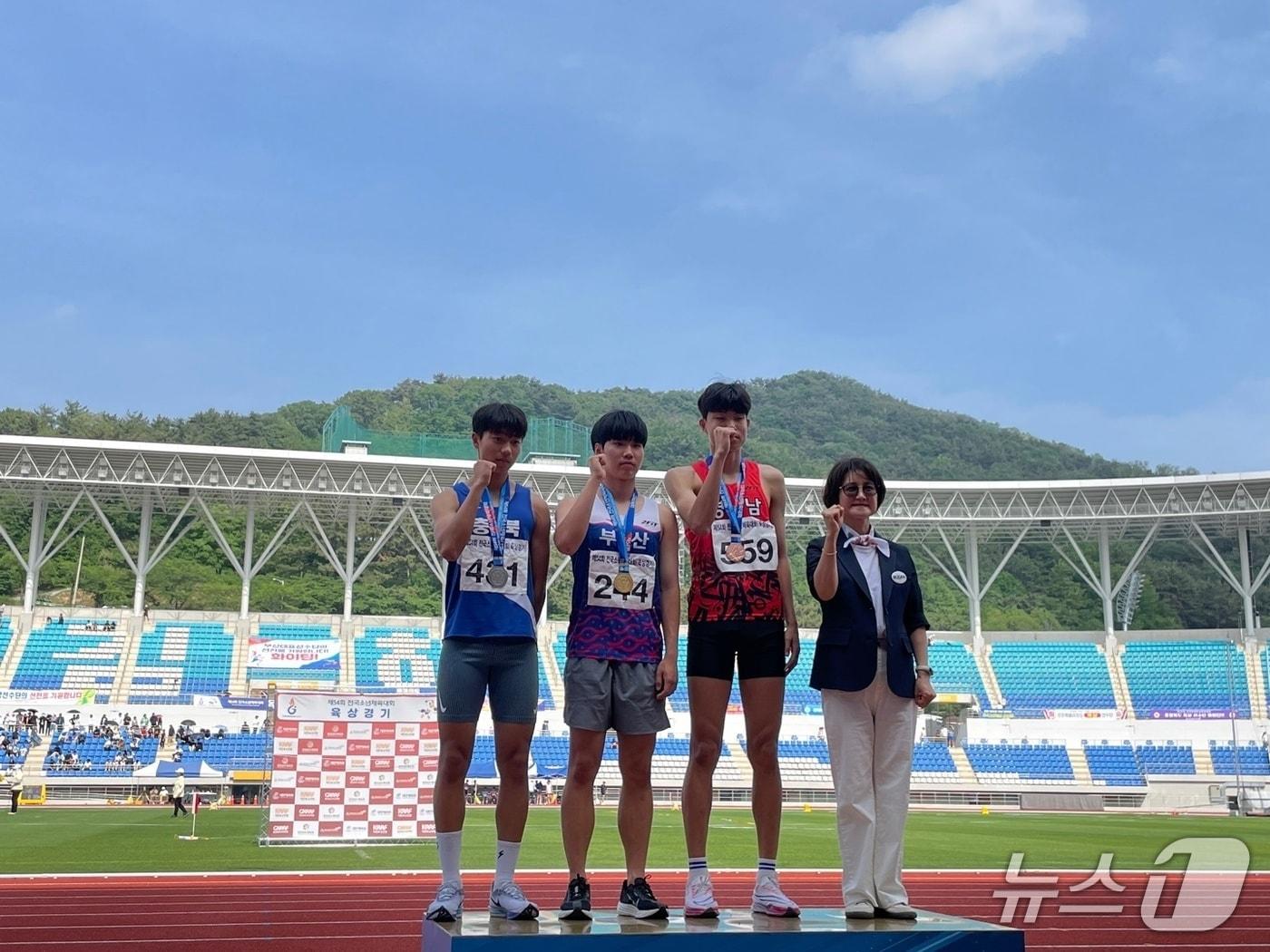 본문 이미지 - 전국소년체육대회 사전경기에서 부산 대신중 선수가 메달 획득 후 기념 사진을 찍고 있다.(시교육청 제공. 재판매 및 DB 금지)