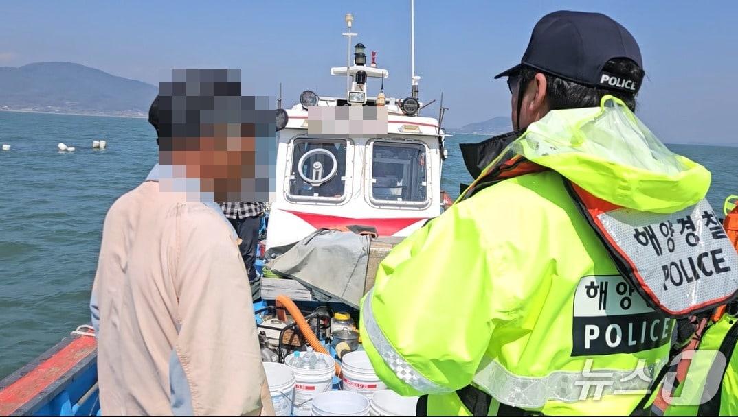 본문 이미지 - 불법조업 단속 현장&#40;인천해양경찰서 제공. 재판매 및 DB 금지&#41; / 뉴스1