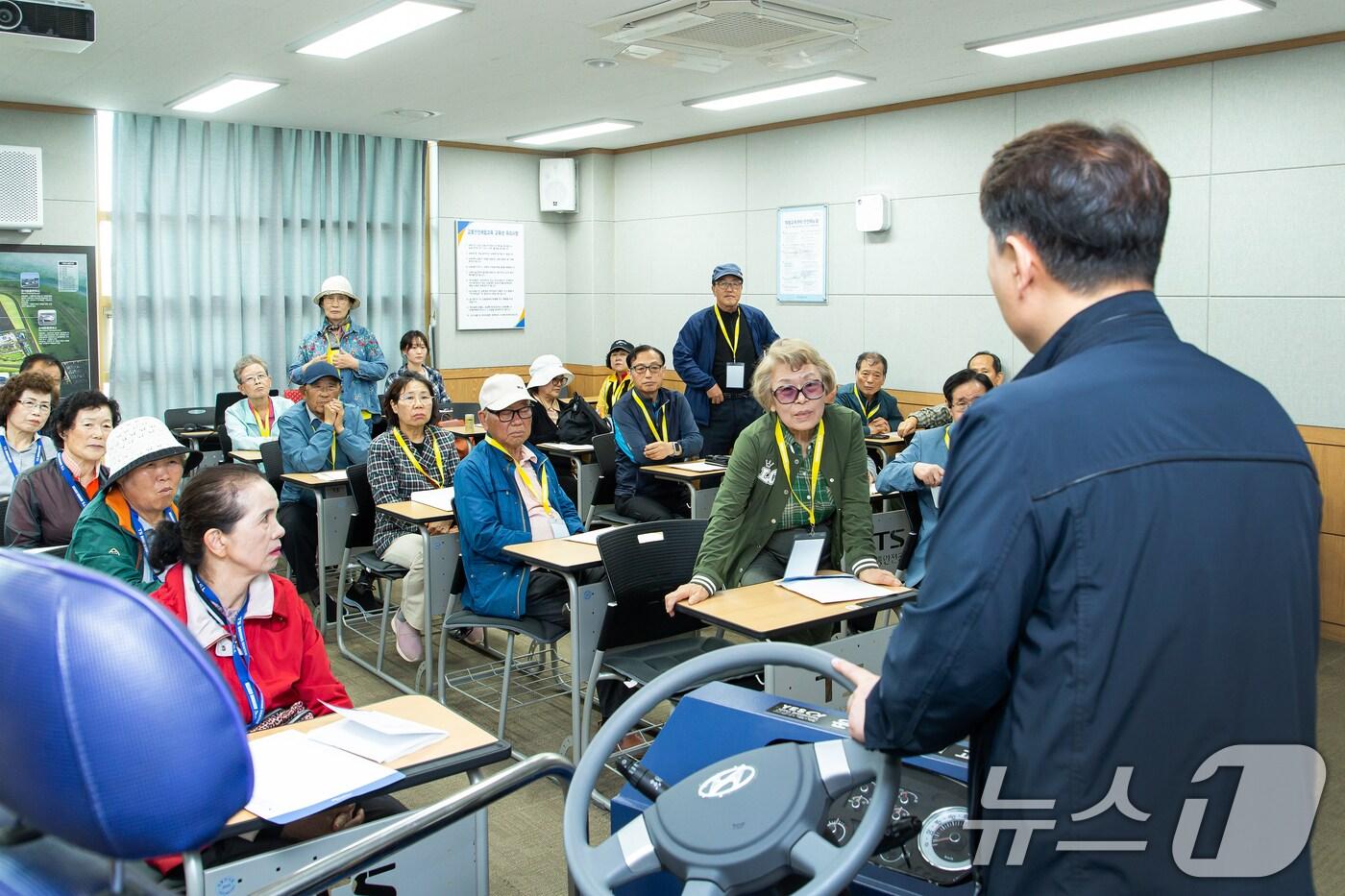 고령 운전자들의 교통사고 예방 및 효과적인 대처를 위한 실습교육을 받고 있는 참가자들 모습. (현대차 제공. 재판매 및 DB 금지) 2025.5.21/뉴스1