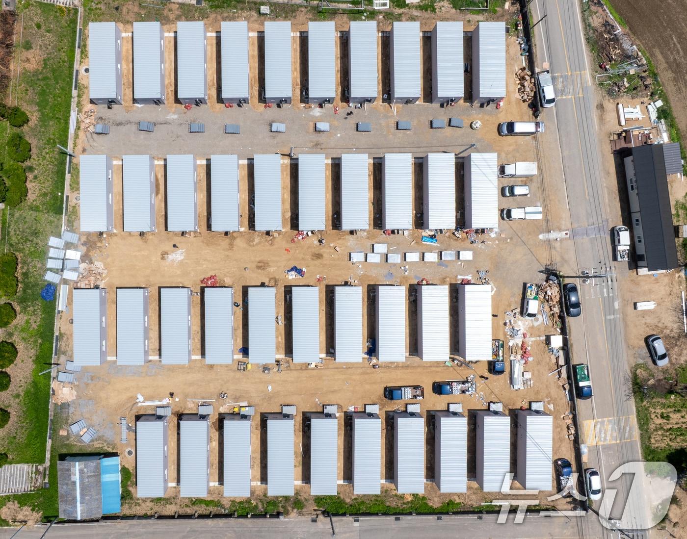 본문 이미지 - 산불 피해를 입은 경북 영덕군 영덕읍 매정리 초교 앞에 경북도가 지원한 모듈러주택 40동이 설치됐다. 2025.5.21/뉴스1 ⓒ News1 최창호 기자