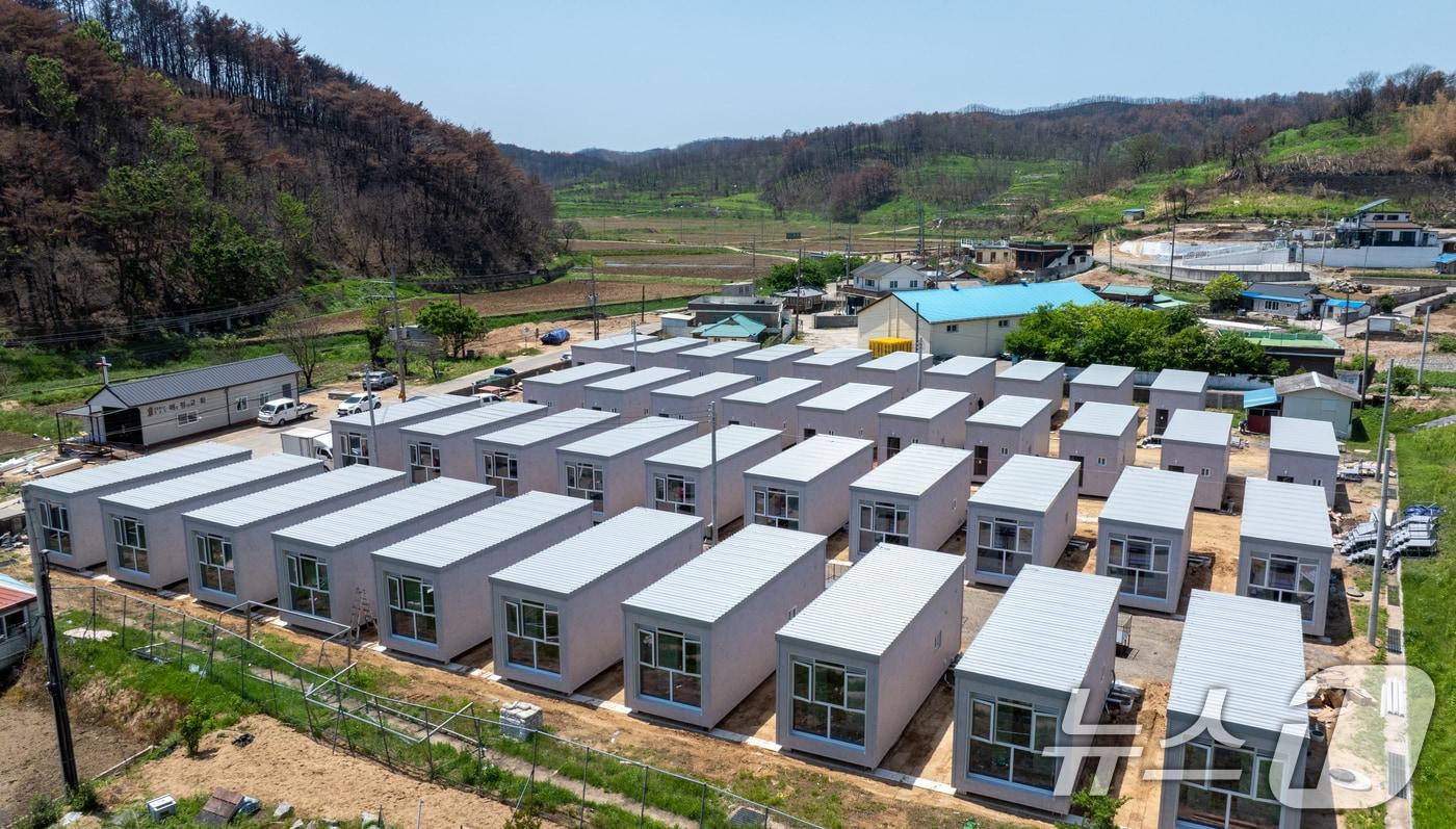 경북 영덕군 영덕읍 매정리 초등학교 앞 부지에 경상북도가 지원한 모듈러 주택이 설치돼 있다. 2025.5.21/뉴스1 ⓒ News1 최창호 기자