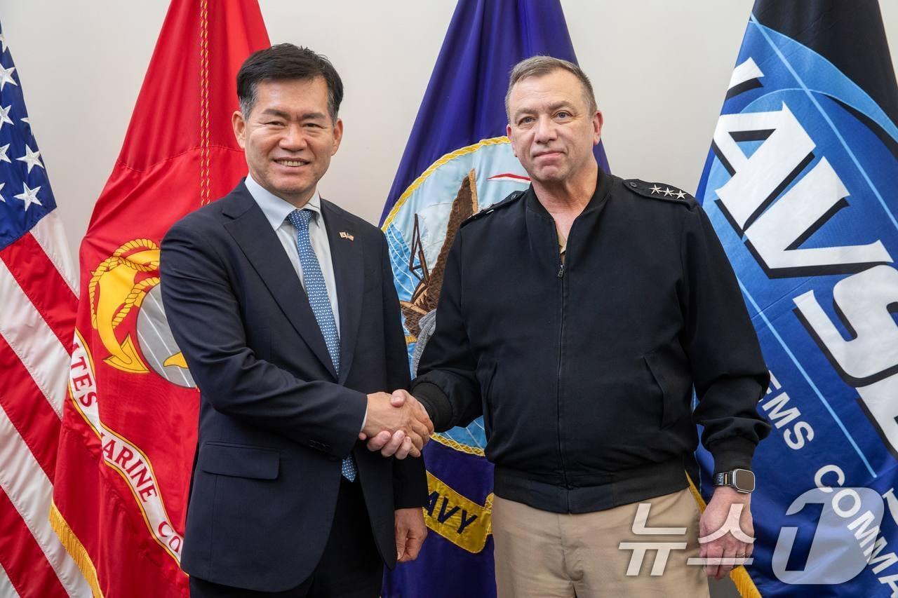 본문 이미지 - 석종건 방위사업청장이 제임스 다우니 해상체계사령부 사령관과 면담 후 기념 촬영을 하고 있다. &#40;방위사업청 제공. 재판매 및 DB 금지&#41; 2025.5.21/뉴스1