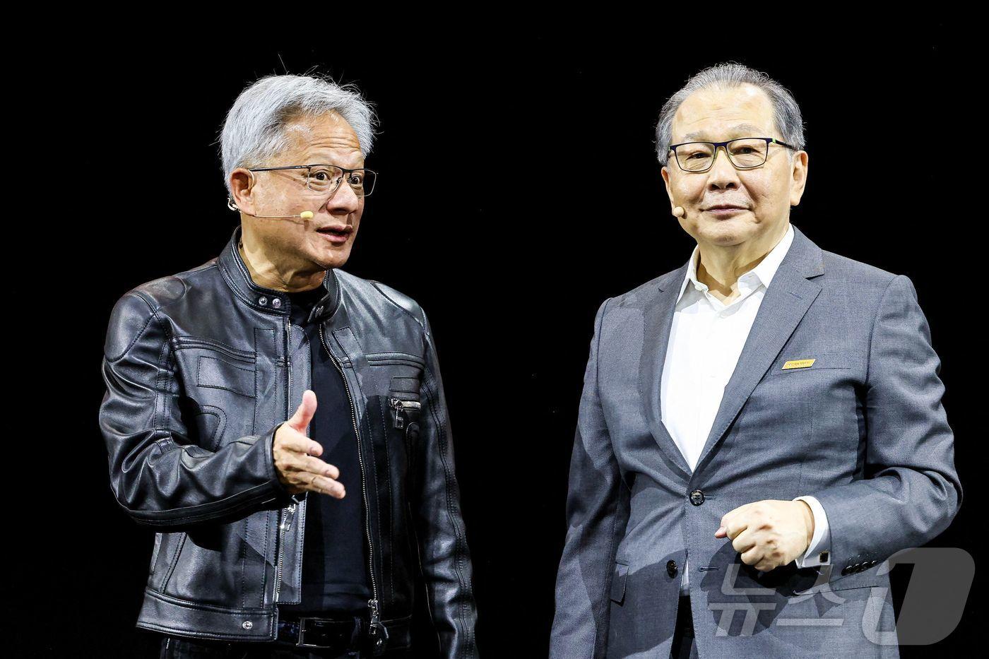 젠슨 황 엔비디아 CEO가 20일 &#40;현지시간&#41; 타이베이 난강 전시관에서 열린 &#39;컴퓨텍스 2025&#39;서 릭 차이 미디어텍 CEO와 얘기를 하고 있다. 2025.05.21 ⓒ AFP=뉴스1 ⓒ News1 우동명 기자