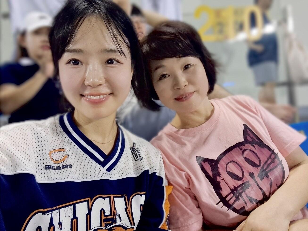 본문 이미지 - 두산 베어스 팬 소원 성취 프로젝트 ‘두잇포유’의 두 번째 주인공 정소영(왼쪽)씨와 그의 어머니.(두산 베어스 제공)