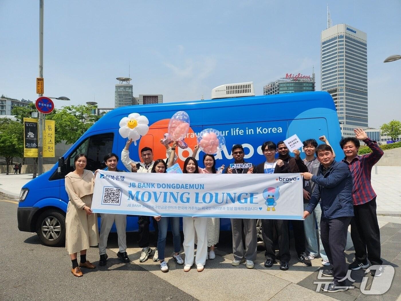본문 이미지 - 전북은행이 외국인 고객을 위한 '브라보 코리아 무빙 라운지 3호' 차량을 운영한다.(전북은행 제공. 재판매 및 DB금지)