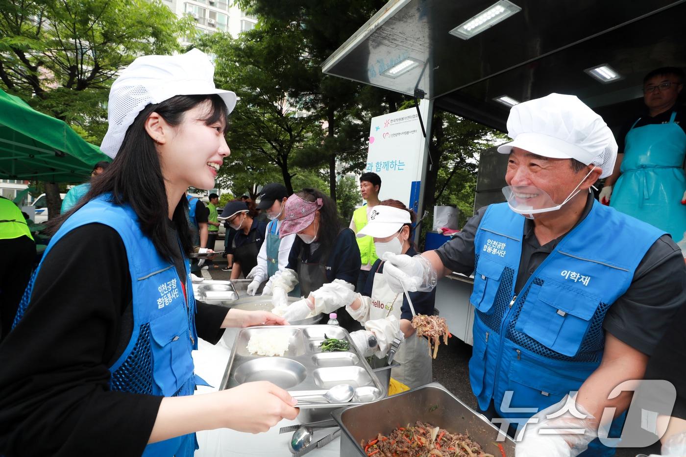인천국제공항공사는 지난 20일 인천시 부평구 소재 갈산종합사회복지관에서 지역 소외계층 대상 무료급식 봉사활동을 진행했다고 21일 밝혔다. 이학재 인천국제공항공사 사장이 어르신들에게 전달할 식판에 배식을 하고 있다. (인천국제공항공사 제공. 재판매 및 DB 금지) 2025.5.21/뉴스1