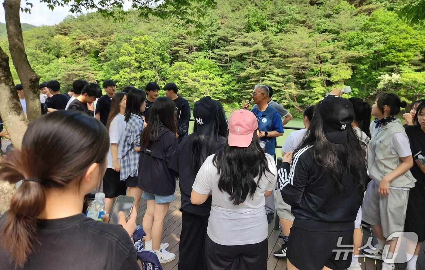 본문 이미지 - 충북 괴산고등학교 학생들이 괴산 화양구곡에서 아웃도어 생태체험을 하고 있다.(괴산증평교육지원청 제공, 재판매 및 DB금지)/뉴스1