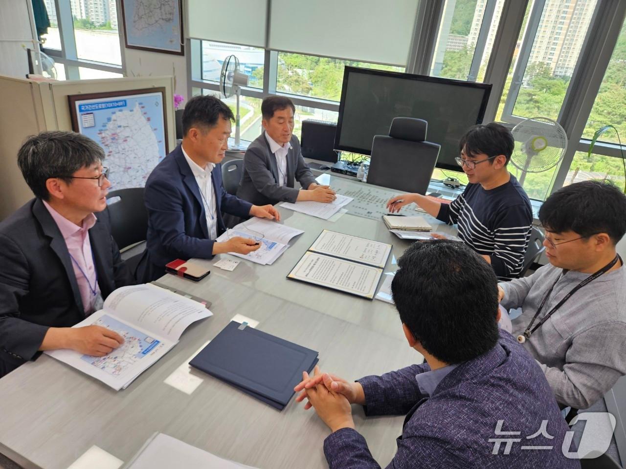 본문 이미지 - 의령군이 20일 국토교통부를 방문해 &#39;남북6축 고속도로&#39;의 합천~의령~함안 구간 연장에 대해 설명하고 있다&#40;의령군 제공. 재판매 및 DB금지&#41;.