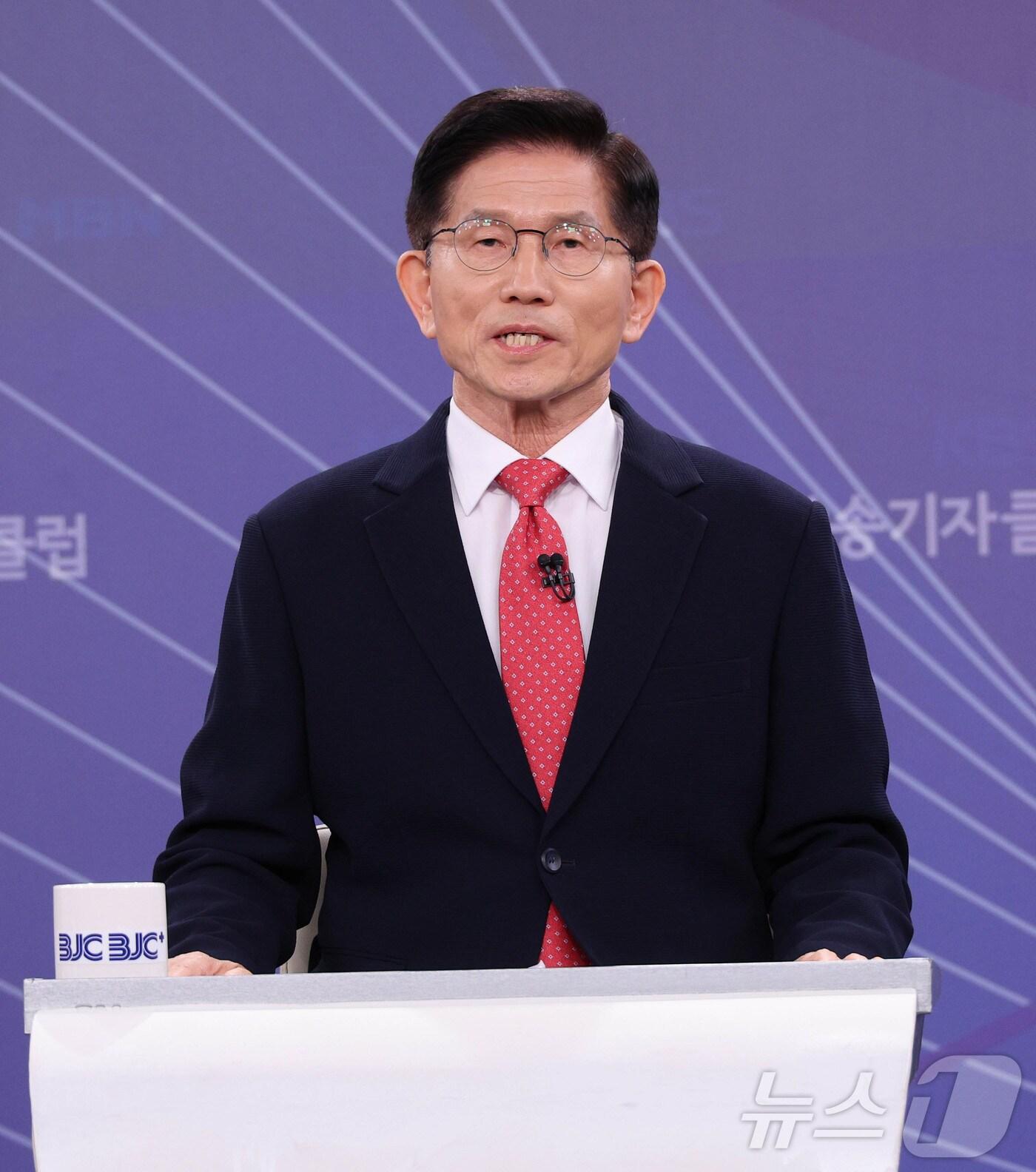 본문 이미지 - 21일 국민의힘 김문수 대통령 후보가 경기도 고양 MBN 미디어센터에서 열린 한국방송기자클럽 대선 후보 초청 토론회에서 발언하고 있다. 2025.5.21/뉴스1 ⓒ News1 국회사진취재단