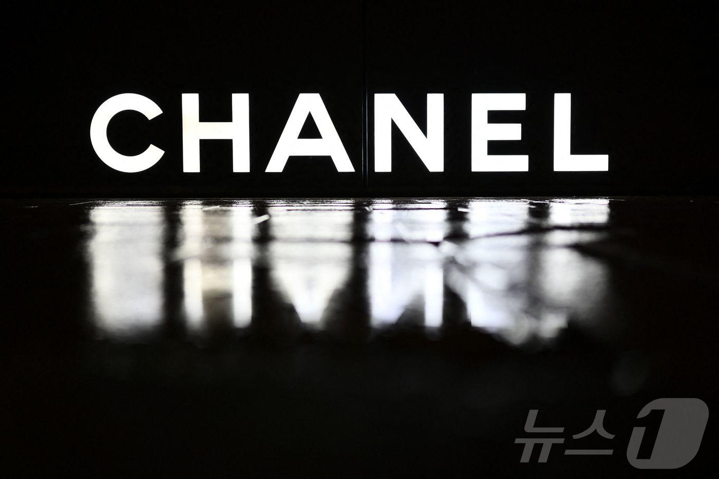 본문 이미지 - 명품 브랜드 샤넬 로고. 2024.11.28. ⓒ AFP=뉴스1