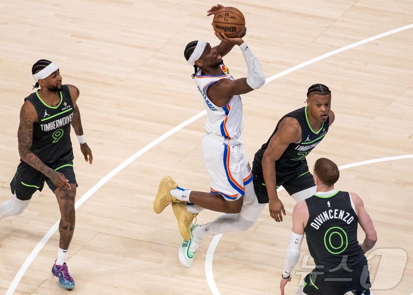 본문 이미지 - NBA 오클라호미시티 길저스-알렉산더가 21일&#40;한국시간&#41; 미네소타와 경기에서 슛을 쏘고 있다.ⓒ 로이터=뉴스1